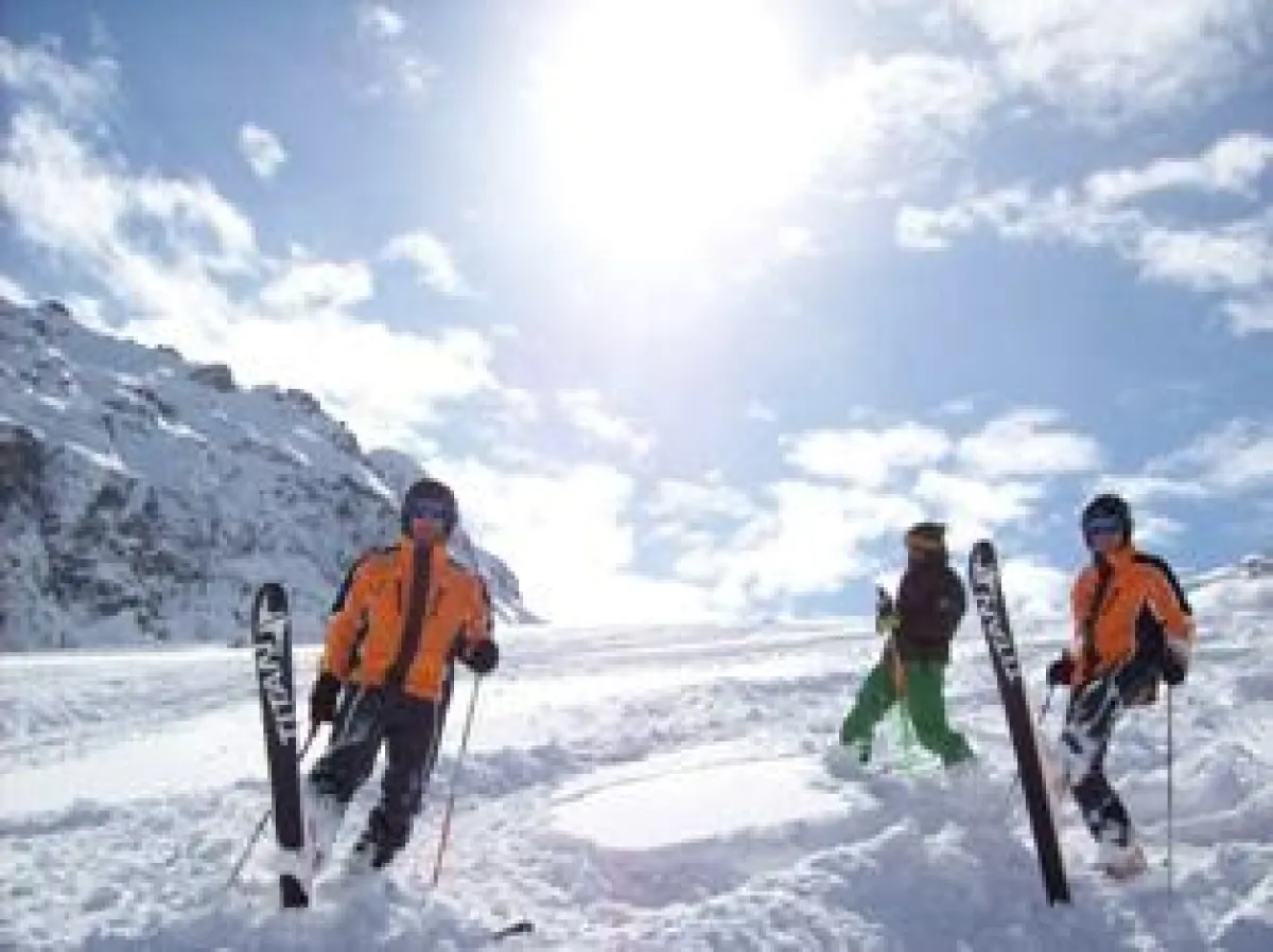 Schönwetter Skifahrer im Einsatz