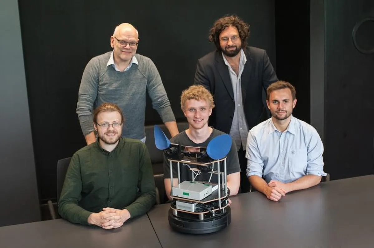 Das Entwicklerteam der Universität Ulm mit ihrem Ninja Turtle Roboter (v.l.); Reihe hinten: Prof. Heiko Neumann mit Prof. Marc Ernst; Reihe vorne: Maximilian Löhr, Christian Jarvers und Timo Oess (Fot