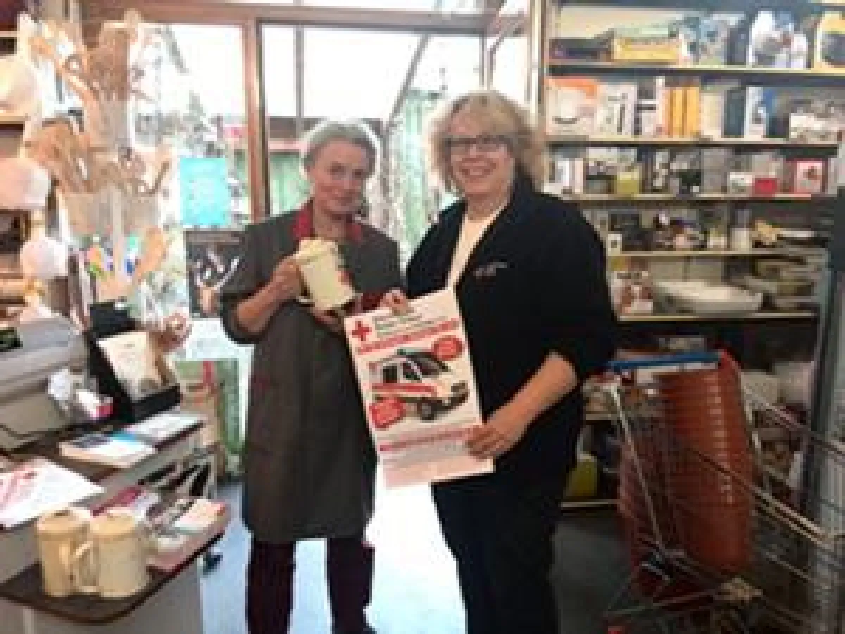 Mitinhaberin von Haushaltswaren Heyderhoff, Berit Franz und Initiatorin der Spendenaktion, Simone Ho