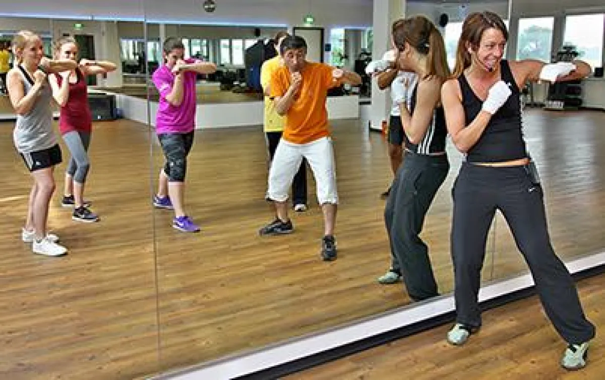 Kerstin Lücking zeigt den Teilnehmern, auf was es beim X-Do ankommt.