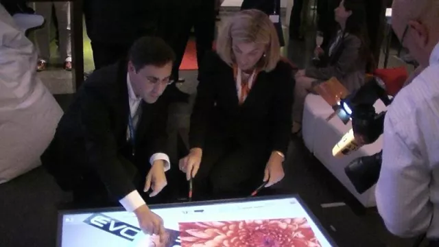 Bild: Echtes Multi-Touch und Multi-Pen auf großformatigen LCD-Bildschirmen