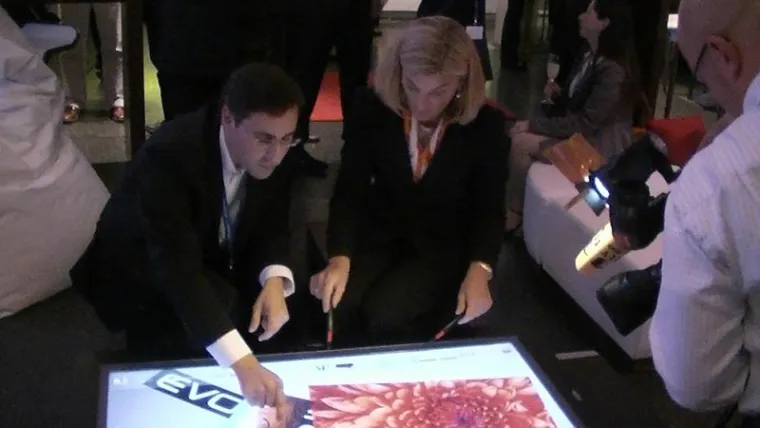 Bild: Echtes Multi-Touch und Multi-Pen auf großformatigen LCD-Bildschirmen