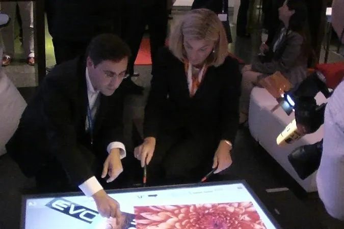 Bild: Echtes Multi-Touch und Multi-Pen auf großformatigen LCD-Bildschirmen