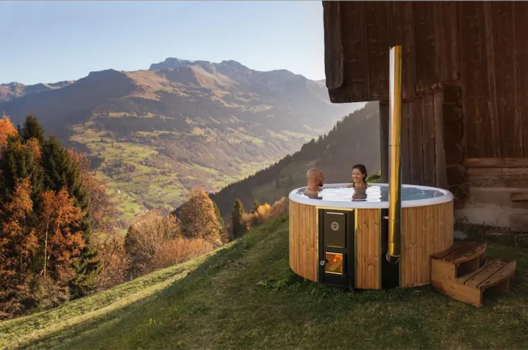 Bild: Mit einem holzbefeuerten Badezuber eine Wellnessoase im Garten schaffen