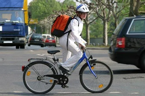 CDU-Ministerstreit um Kopfschutz für Radler Bild: CDU-Ministerstreit um Kopfschutz für Radler