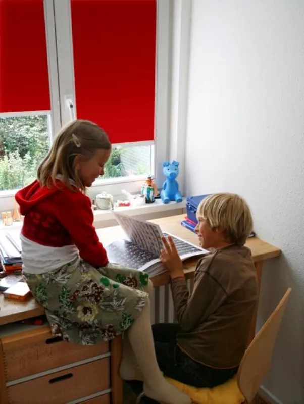 Sonnenschutz im Kinderzimmer: Bunte Rollos schaffen eine angenehme Lichtatmosphäre zum Spielen, Schlafen und Lesen.