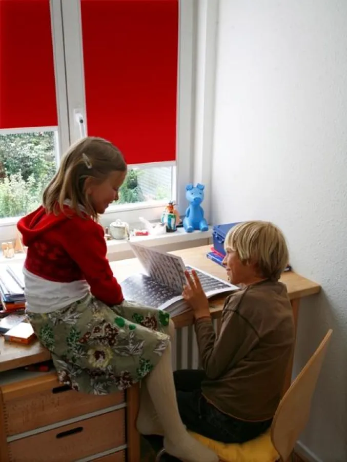 Sonnenschutz im Kinderzimmer: Bunte Rollos schaffen eine angenehme Lichtatmosphäre zum Spielen, Schlafen und Lesen.
