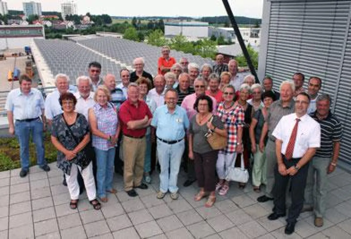 Die Senioren-Union auf dem Dach des Stadtwerke-Gebäudes mit Blick auf die Fotovoltaikanlage
