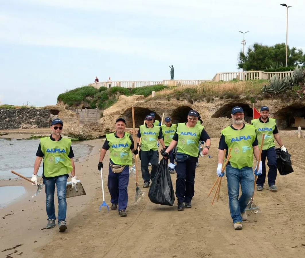 ALPLA Mitarbeiter in Italien säubern den Strand.