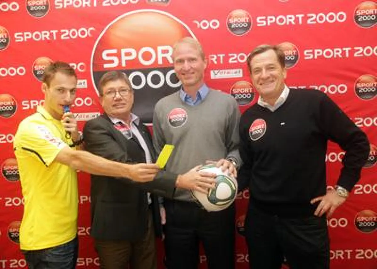 Schiri Danler, Schiri-Obmann Kaserer, Sponsor Schwarting und TFV-Präsident Geisler Bildhinweis: T.Murauer/TT (Abdruck bei Angab