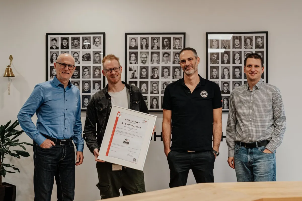 Li. nach re.: H. Hinzmann (TÜV), Carsten Dütschke & André Roitzsch (SHOPMACHER), A. Zingsheim (TÜV) (© SHOPMACHER)