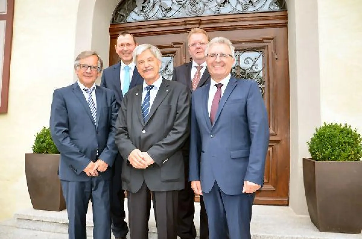 Prof. Dr. Volker Faust (mitte), eingerahmt von den Vorständen der Stiftung Liebenau.