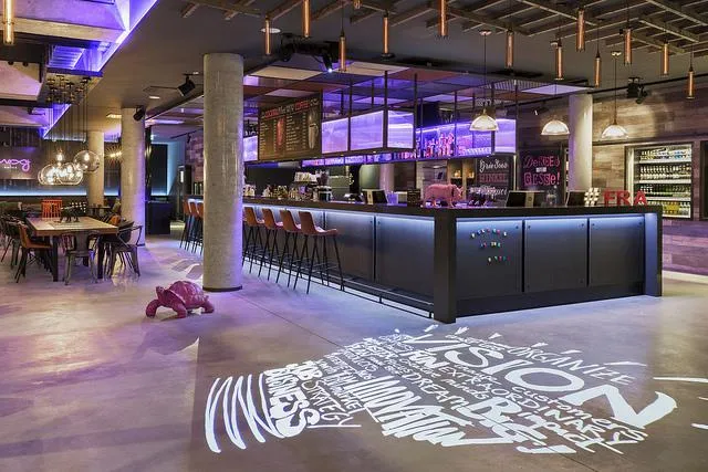 Bild: Lokaler Charme im MOXY Frankfurt East – Wenn Boutique-Hotel auf Marriott-Qualität trifft