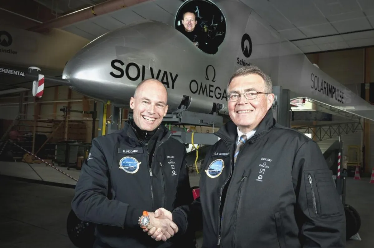 Bertrand Piccard und Alfred N. Schindler vor dem Solar Impulse HB-SIA