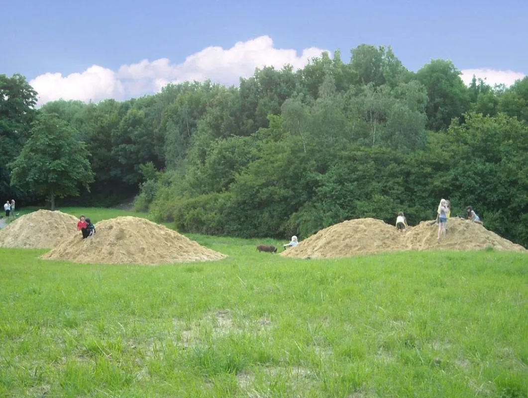 Auch Sand- und Lehmhügel gehören zur Wildnis für Kinder