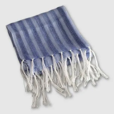 Bild: Wolkenleichte Schals und rustikale Teppiche