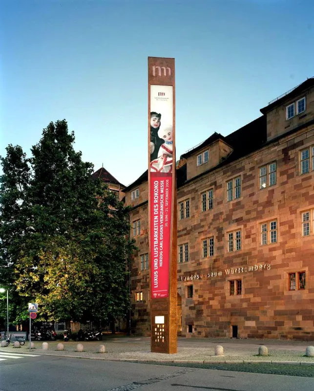 Die ständige Außenwerbeanlage des Württembergischen Landesmuseums in Stuttgart ist ein Blickfang: An der 17 Meter hohen Stele sind zwei weithin sichtbare hinterleuchtete Inkjetdruckmedien von Neschen