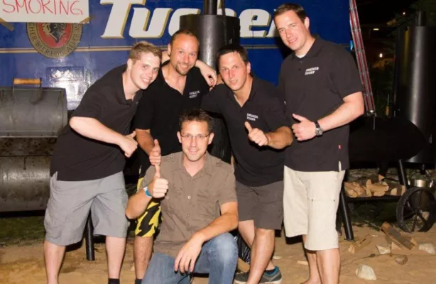 Smoker feiert 1. Geburtstag mit BBQ im Wöhrdersee Hotel Mercure: Ein Amerikaner erobert Nürnberg Bild: Smoker feiert 1. Geburtstag mit BBQ im Wöhrdersee Hotel Mercure: Ein Amerikaner erobert Nürnberg