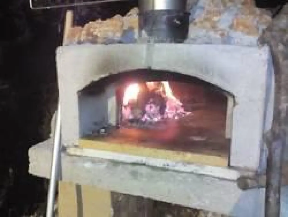 Es kann losgehen - der Pizzaofen an der Terrasse von Casa Berti ist angefeuert