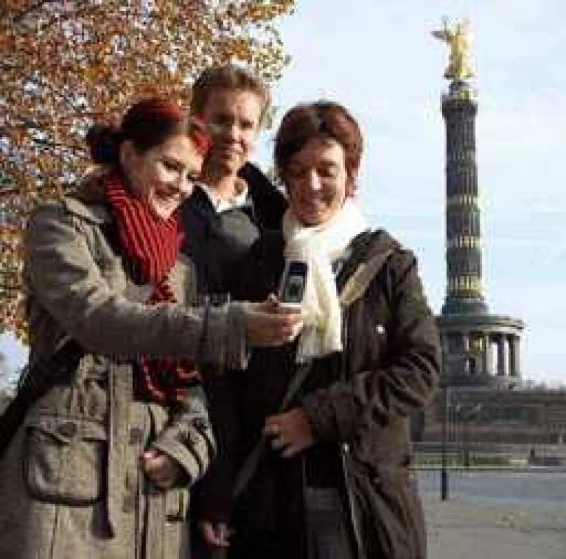 Touristen aus Mülheim a. d. Ruhr in der Nähe der Siegessäule beim Betrachten von BBNO