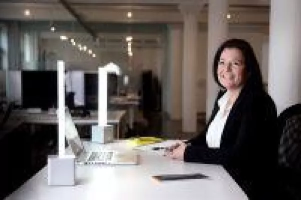 Tageslicht am Schreibtisch mit NEEDLITE Bild: Tageslicht am Schreibtisch mit NEEDLITE