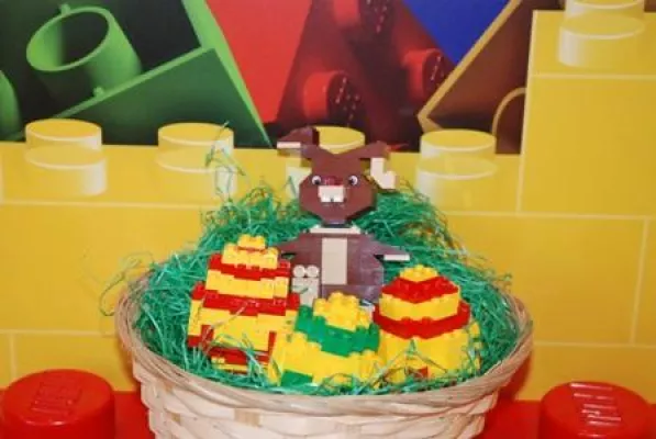 Bild: Ach, du dickes Ei! - Osterhase versteckt Nester im Auftrag des LEGOLAND® Discovery Centre in Duisburg