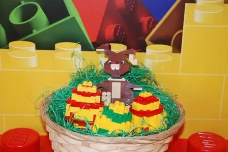 Bild: Ach, du dickes Ei! - Osterhase versteckt Nester im Auftrag des LEGOLAND® Discovery Centre in Duisburg