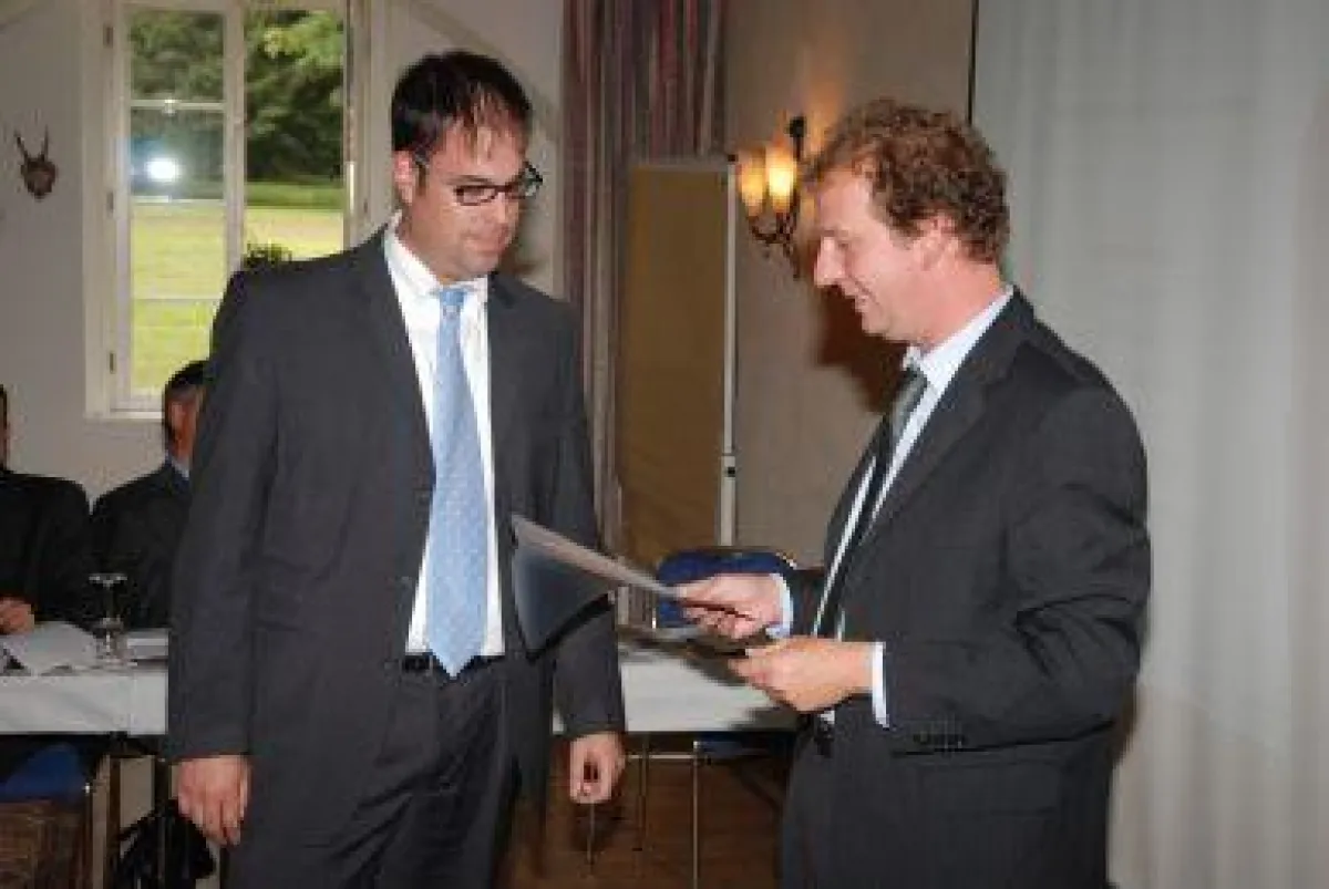 Dr. Matthias Stanzel (links) erhält den mit 3000 Euro dotierten ACATIS-Value-Preis 2007 aus der Hand des Jury-Vorsitzenden Prof. Dr. Klaus Röder.