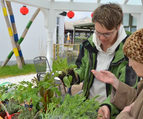 Bild: Grüne Kraft gegen das Vergessen - Wie ein Therapiegarten Demenzerkrankten neue Lebensfreude schenkt