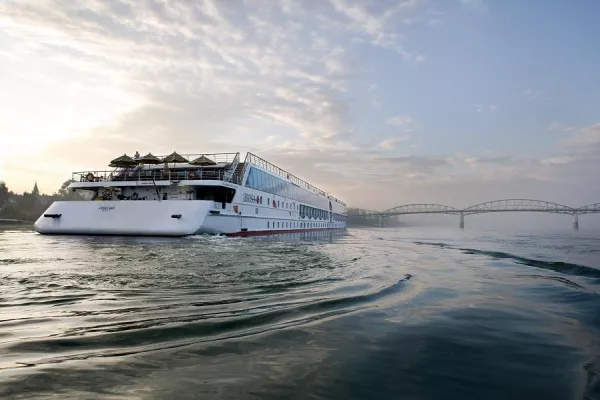 Bild: Vorweihnachtliche Stimmung vom Wasser aus: Advent-Flusskreuzfahrten von Tour Vital
