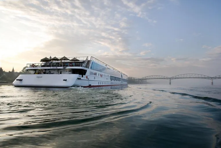 Bild: Vorweihnachtliche Stimmung vom Wasser aus: Advent-Flusskreuzfahrten von Tour Vital