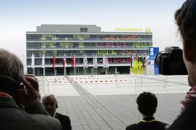 Bild: Agentur Full Moon und Messe Stuttgart eröffnen R+T Weltleitmesse mit außergewöhnlicher Post-it Aktion