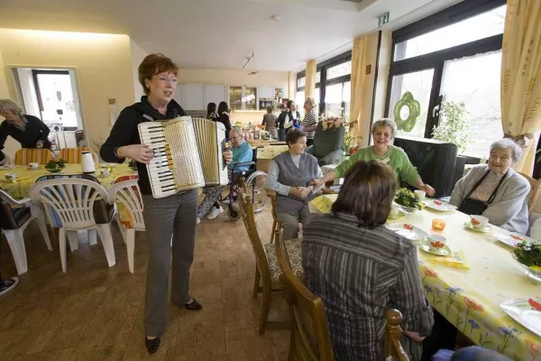 Bild: Wohngemeinschaften für Menschen mit Demenz holen auch pflegende Angehörige zurück in die Gesellschaft