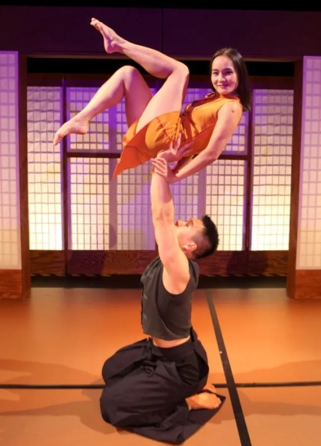 Das Duo Dinh Anh führt mit poetischen Choreographien durch die Show