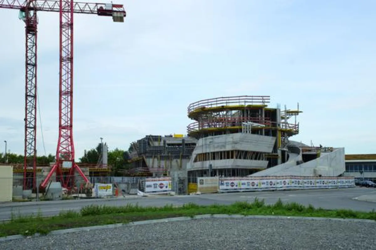 Das neue Mekka für Motorradfans besticht durch viele Schrägen und Rundungen.