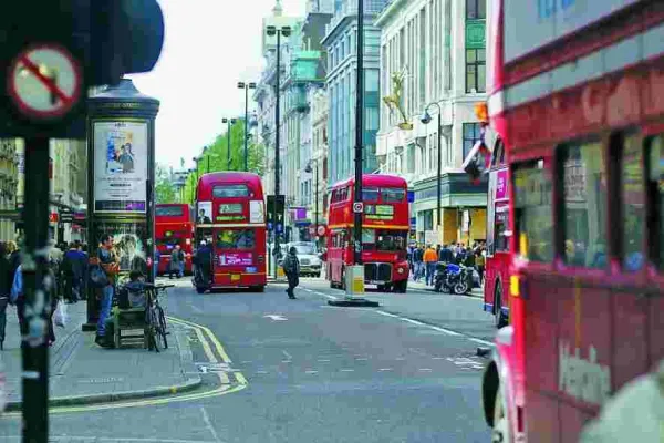 Bild: Let’s talk business – Meetings und Geschäftskontakte souverän meistern