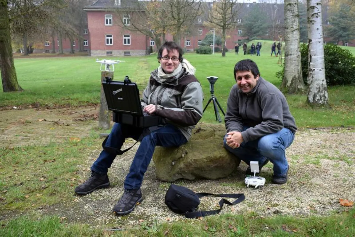 Prof. Dr. Angelo Pio Rossi (l.) und Prof. Dr. Vikram Unnithan (r.) unterrichten Astronauten – auch mithilfe von Drohnen. (Foto: Jacobs University)
