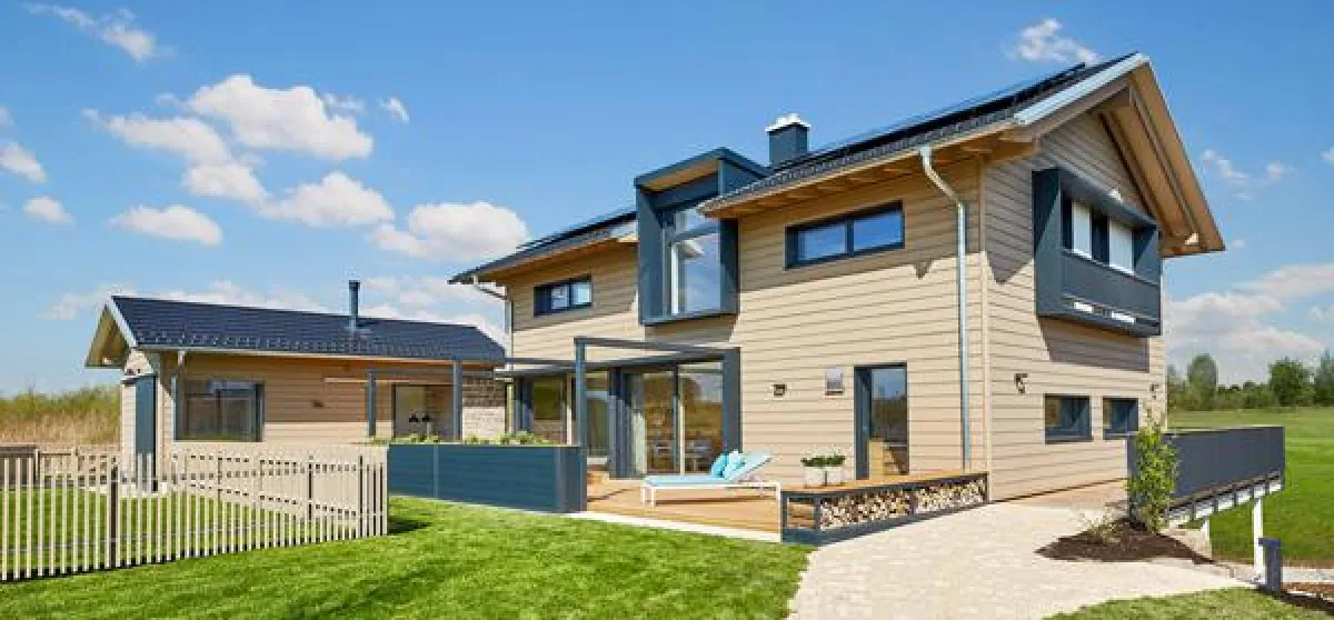 Das neue Musterhaus von Baufritz erinnert an bewährte frühere Wohntraditionen