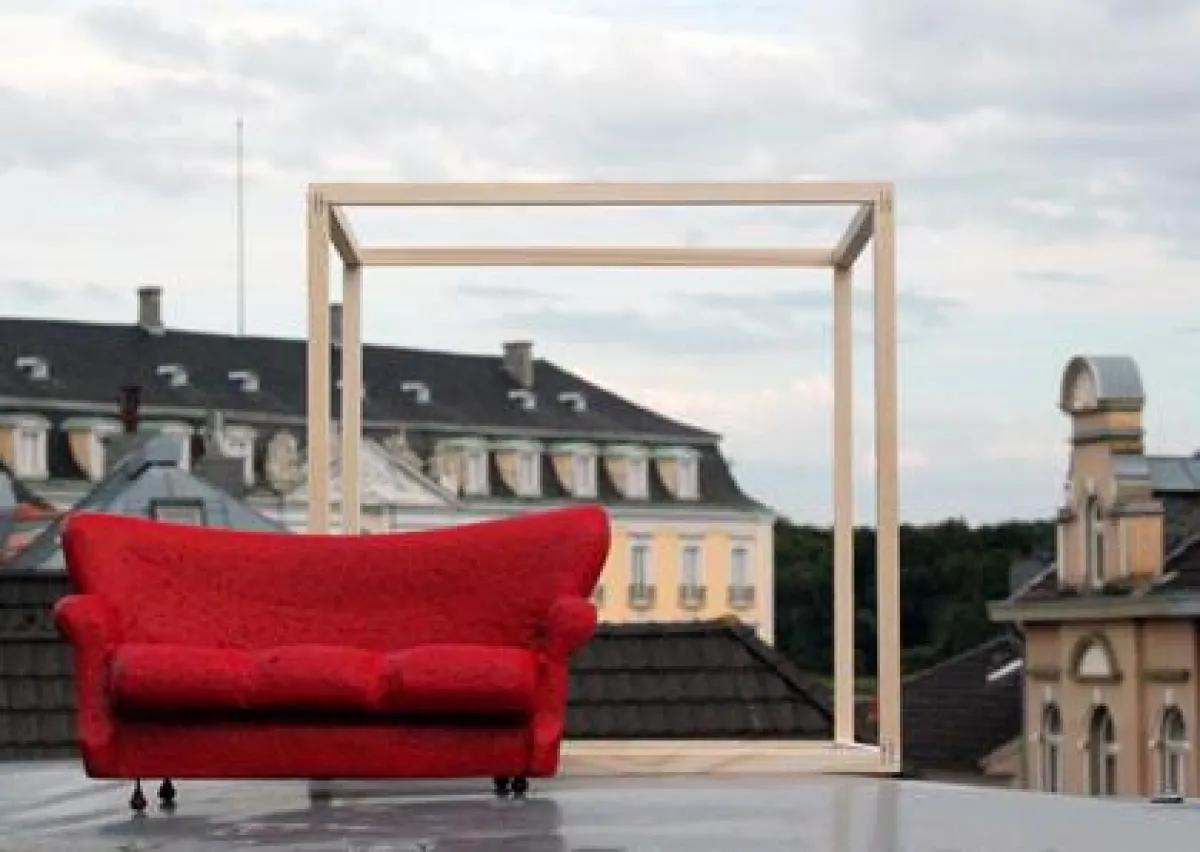 Rotes Sofa frifft Kubus auf bekannten und unbekannten Plätzen in der Brühler Innenstadt