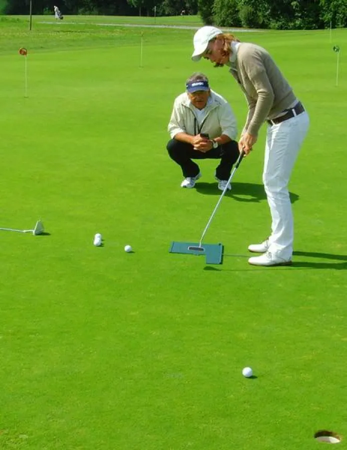 Denise Simon und Wiestaw Kramski beim Putt-Training