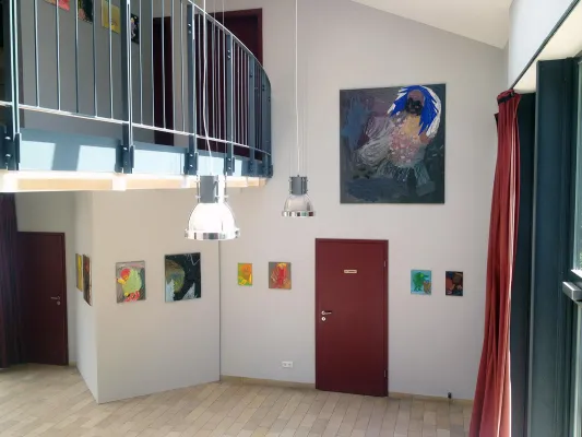 Bild: Ufer zur Brücke – Ausstellung von Matthias Haase mit abstrakter figurativer Malerei im Roten Haus Moritzburg