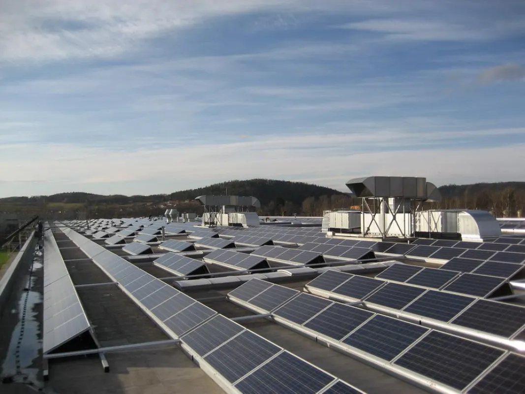 Photovoltaik-Dachanlage mit 1320 Solarmodulen