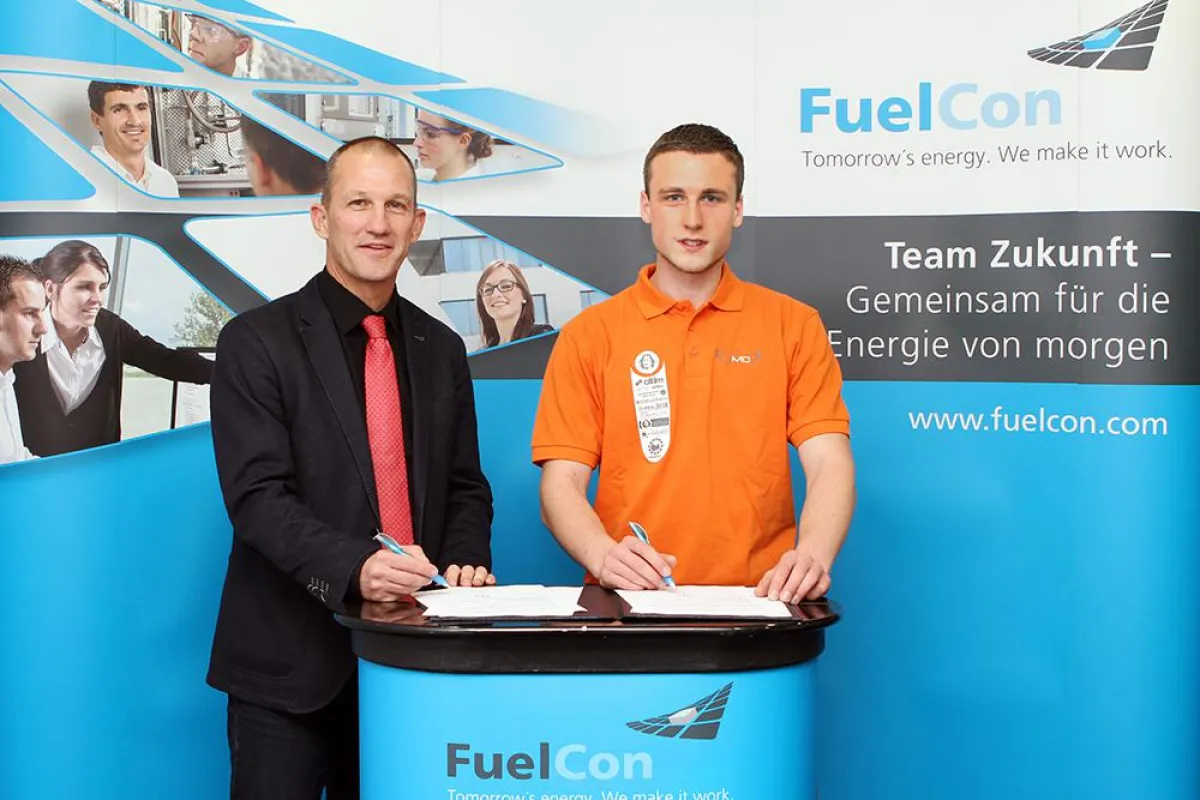 v.l.n.r.: Mathias Bode, Vorstand FuelCon AG mit Steven Tepper, Vorstandsmitglied UMD Racing e.V.