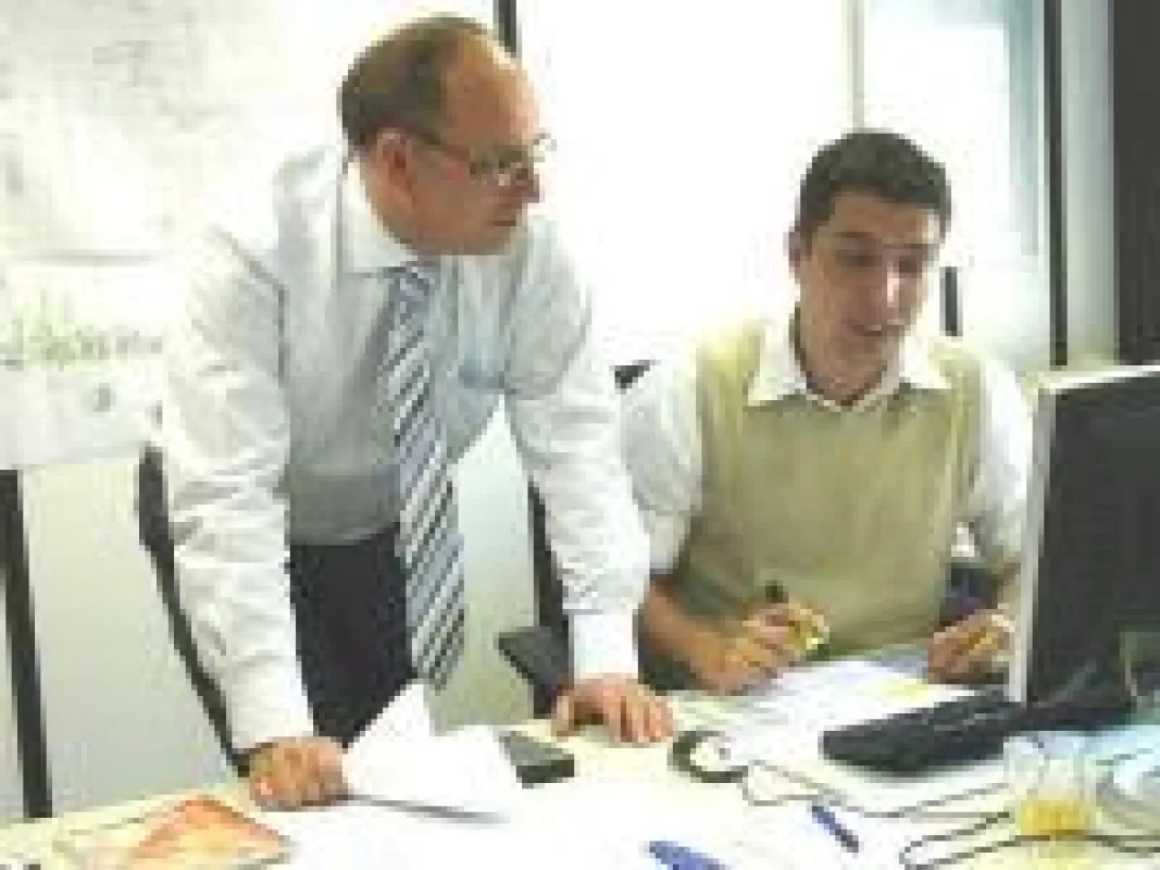 Foto: Engagierte und qualifizierte Ingenieure sind auch in der Wasseraufbereitung heiß begehrt. Jochen Schönfelder, Personalleiter bei Veolia Water Solutions & Technologies (links), mit Christan Meuse