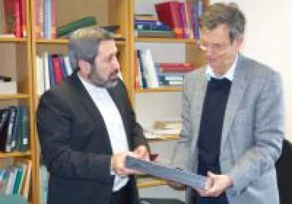 Hafis-Medaille erstmalig an Prof. Kreyenbroek verliehen Bild: Hafis-Medaille erstmalig an Prof. Kreyenbroek verliehen