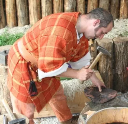 Bild: Sommerprogramm des Archäologieparks Altmühltal - Von Druidentränken, Höhlenbewohnern und keltischen Dörfern