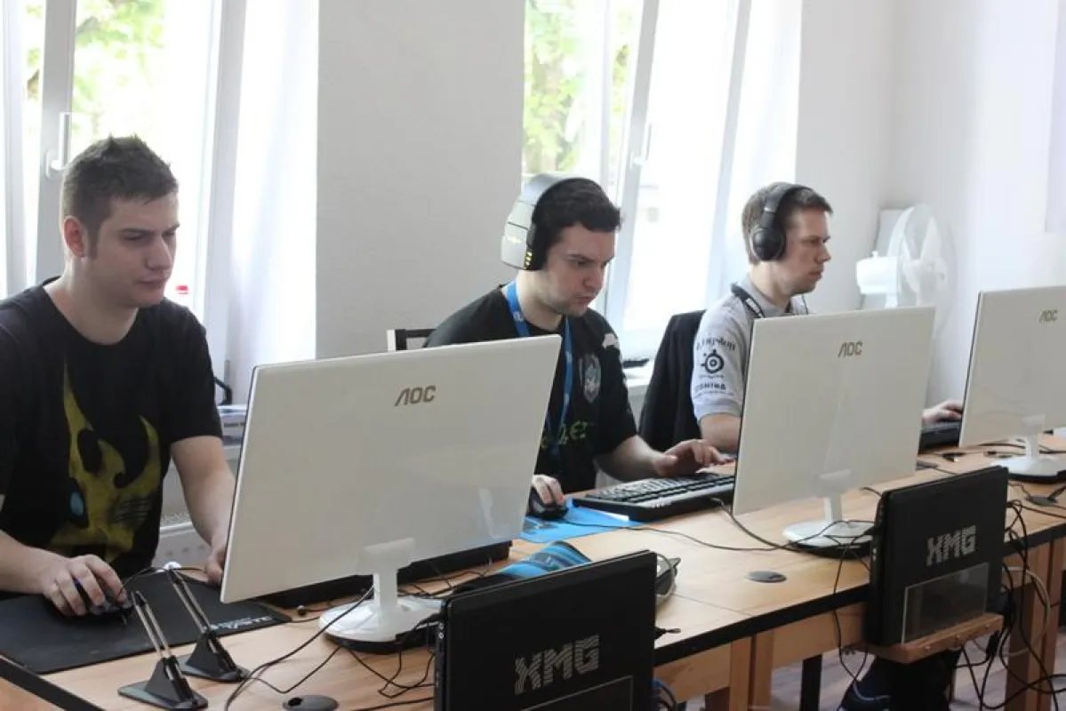 Profi-Spieler am AOC e2343F2 beim Homestory Cup III