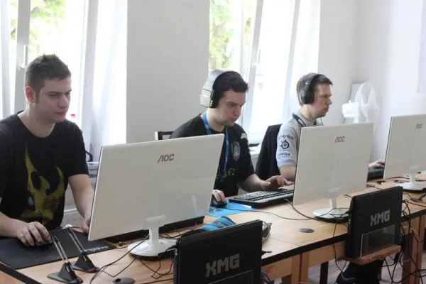 Bild: AOC unterstützt das eSport-Turnier HomeStoryCup III mit stylischen Gamermonitoren