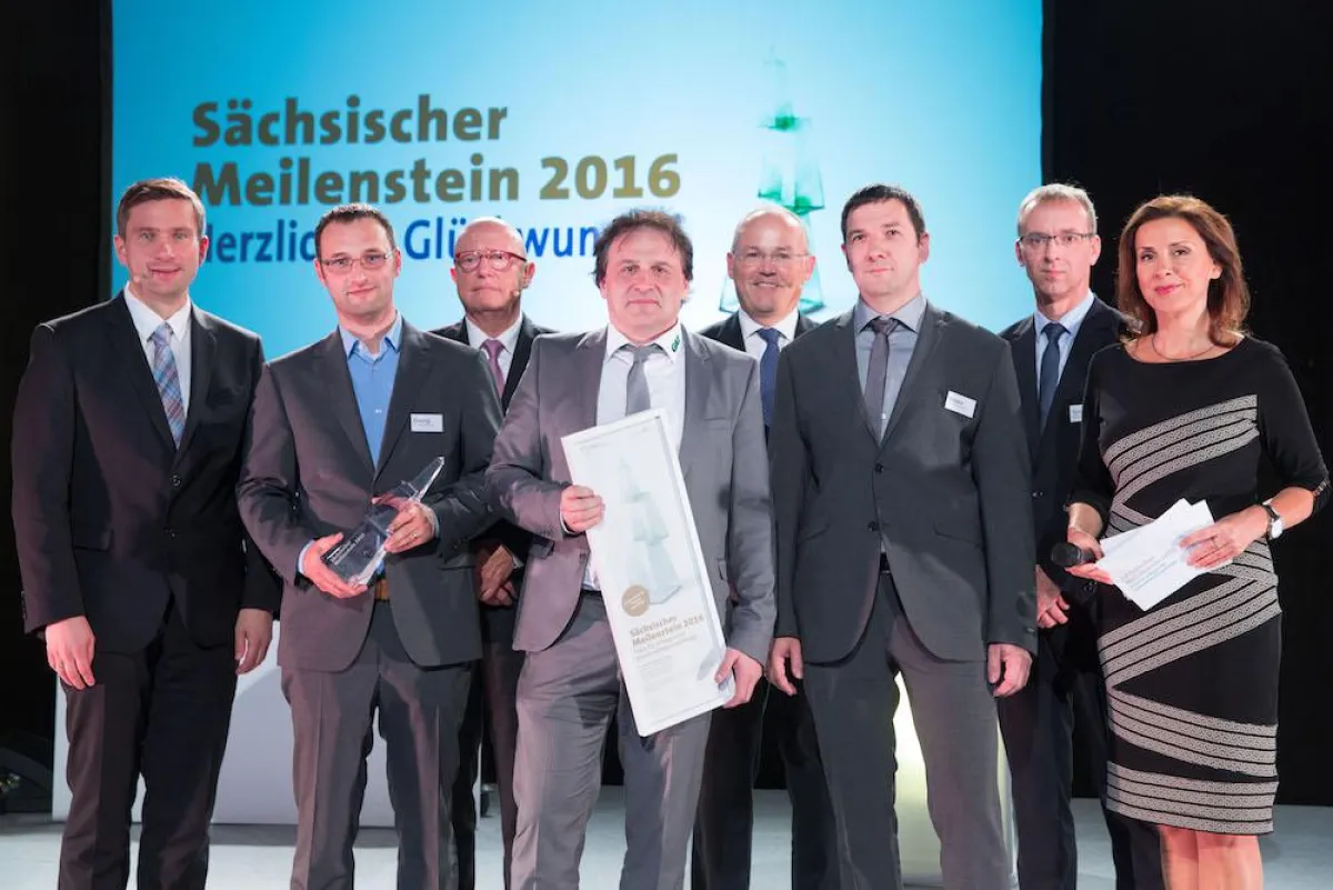 Die GAZ mit Jury und Moderatorin bei der Preisverleihung