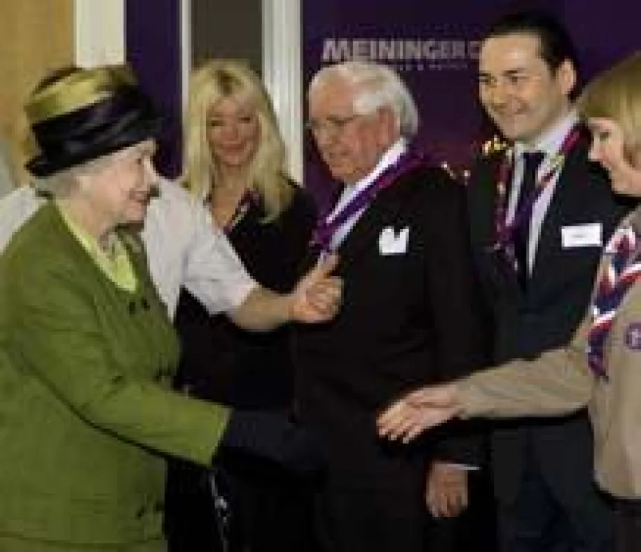 Queen Elisabeth II. und Oskar Kan, Geschäftsführer der MEININGER Gruppe